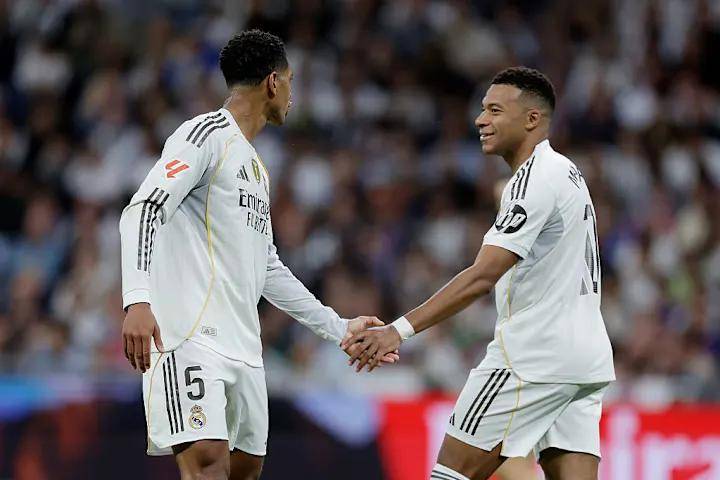 瓦伦西亚发布备战花絮,国际比赛日刷新队史纪录,欧冠任务艰巨,临场指挥获称赞的简单介绍 瓦伦西亚发布备战花絮,国际比赛日刷新队史纪录,欧冠任务艰巨,临场指挥获称赞的简单介绍