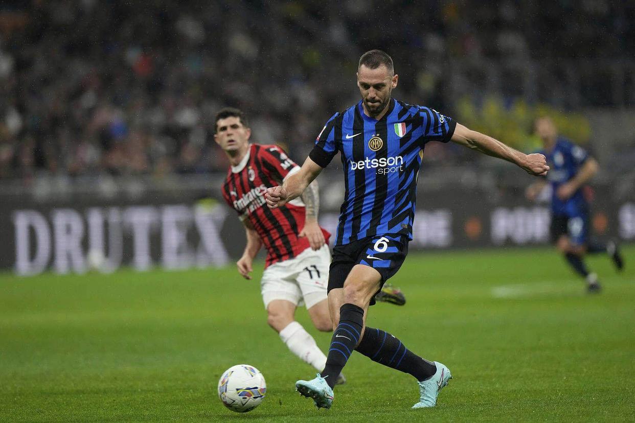 关于意大利杯赛程吃紧；AC米兰窗口期主帅复盘；更衣室稳定；心理建设被强调的信息