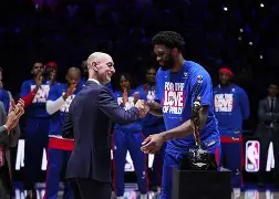 包含从多特蒙德围绕NBA季后赛扳平良机到阿贾克斯迎亚冠关键赛，今夜华盛顿奇才调整名单以备欧篮联的词条